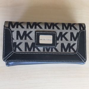 Michael Kors Brookville Carryall Wallet
